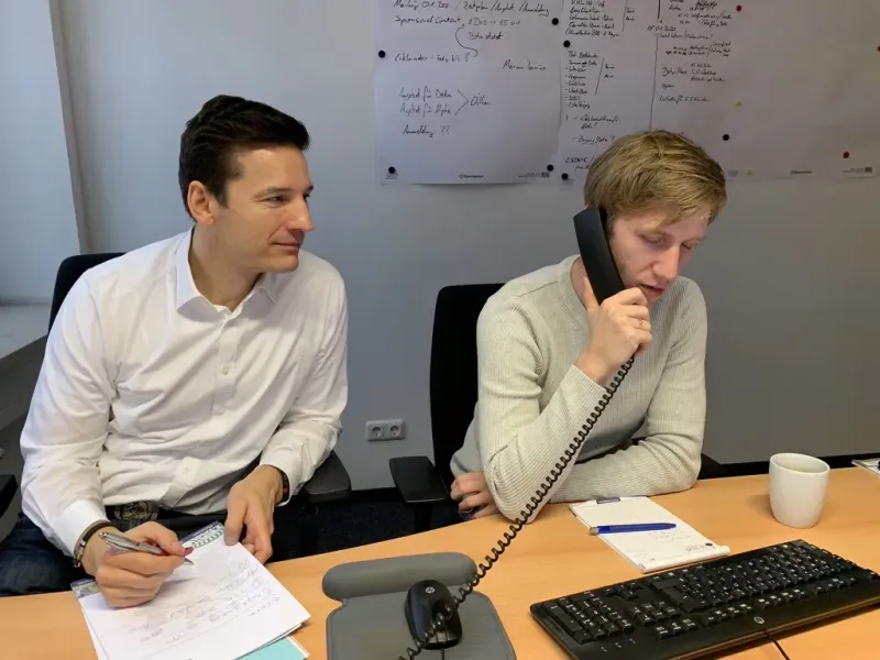 Jörg Vogelgesang begleitet einen Vertriebsmitarbeiter beim Kundentelefonat