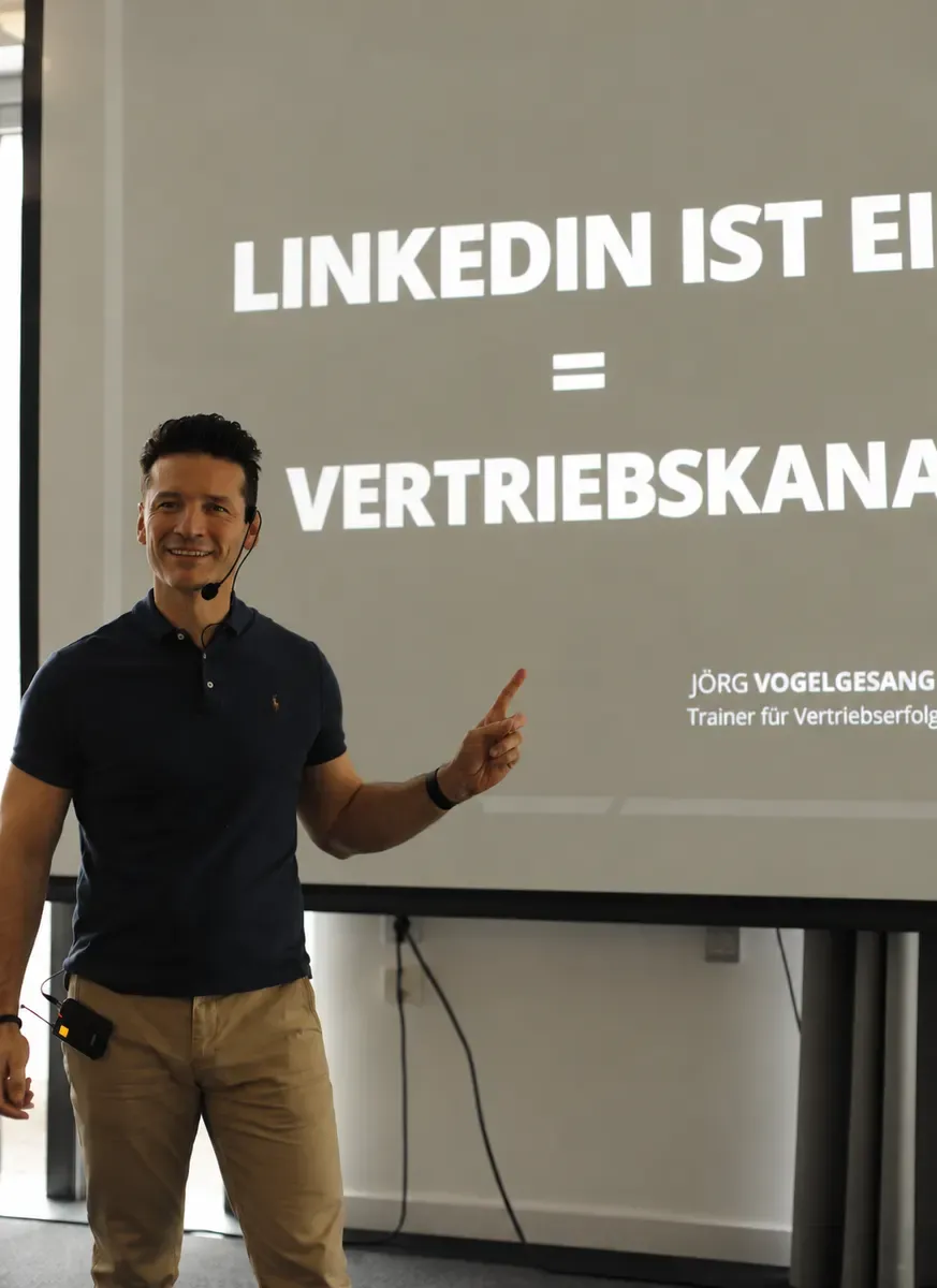Jörg Vogelgesang hält einen Vortrag: LinkedIn ist ein Vertriebskanal