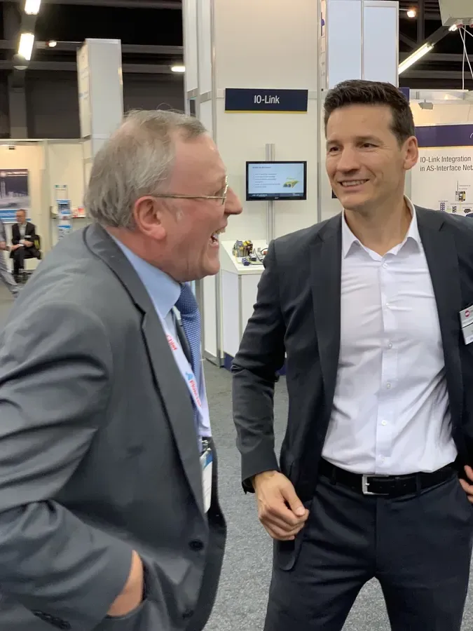 Gespräch mit einem Besucher am Stand