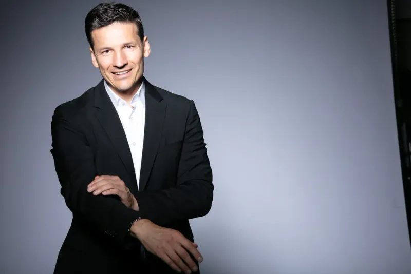 Jörg Vogelgesang im Sakko mit verschränkten Armen