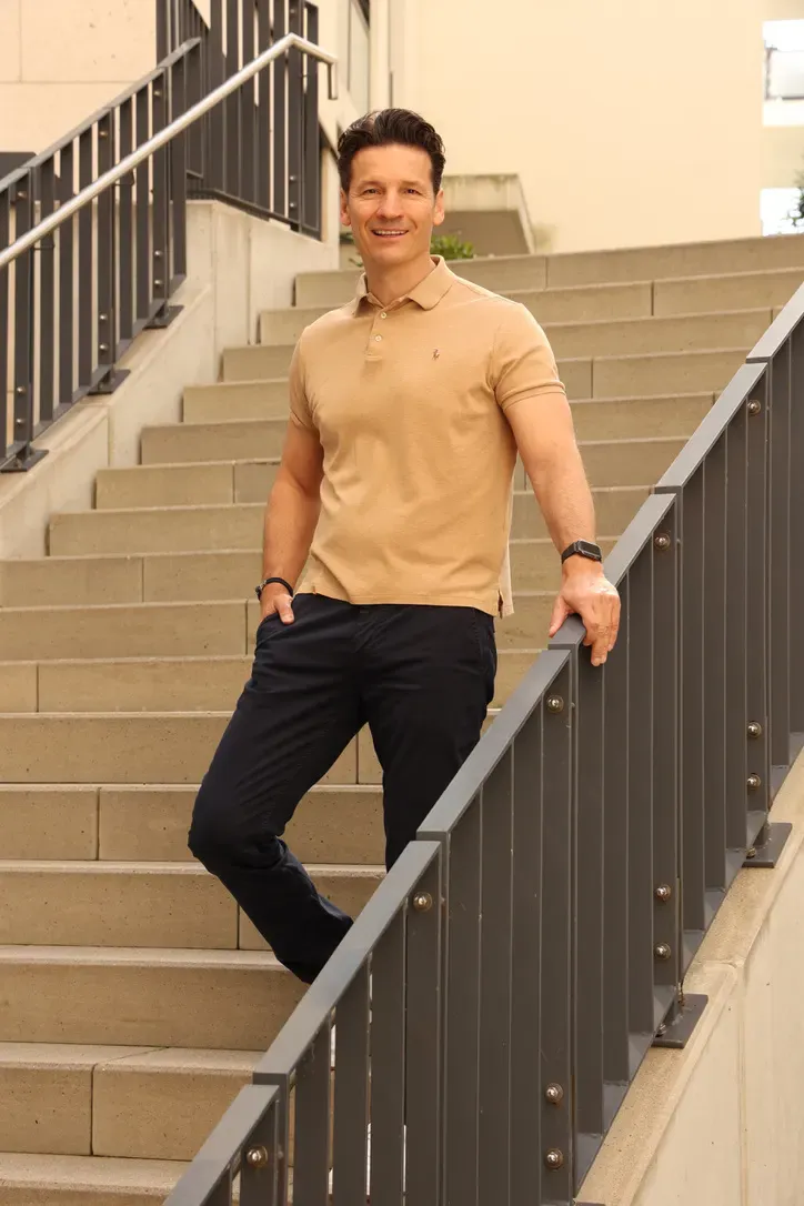 Jörg Vogelgesang auf einer Treppe