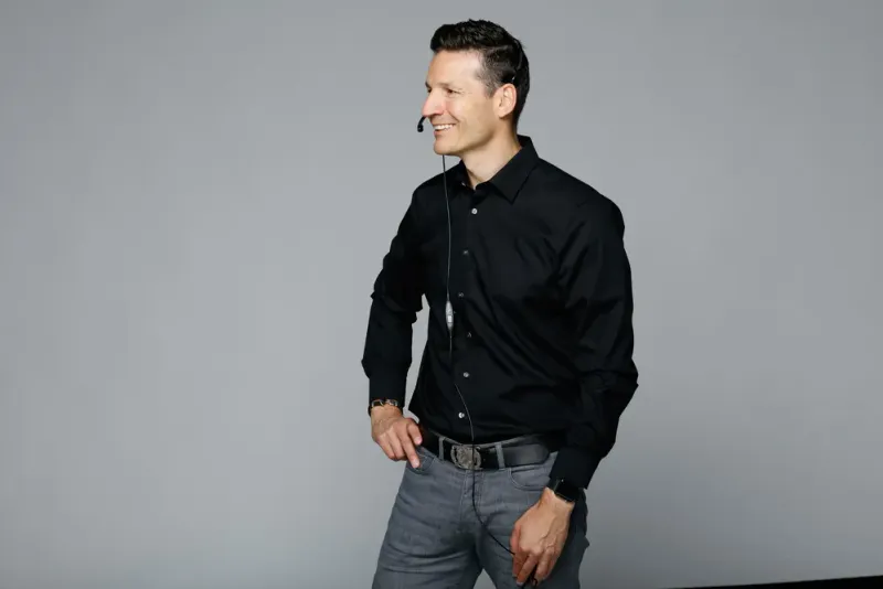 Jörg Vogelgesang lächelnd mit Headset