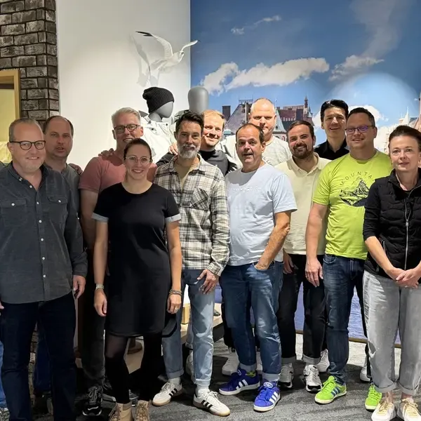 Gruppenfoto eines Vertriebsteams mit Jörg Vogelgesang nach einem Training