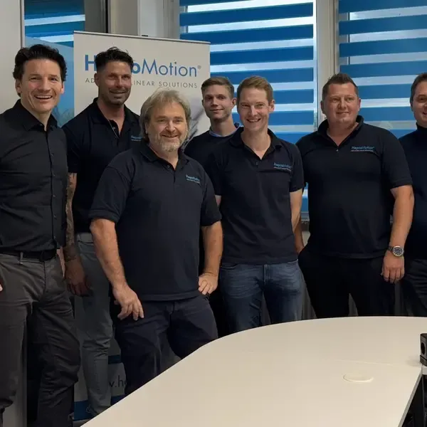 Jörg Vogelgesang mit dem Vertriebsteam eines Maschinenbau-Kunden im Besprechungsraum