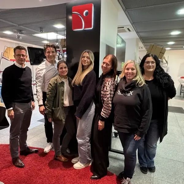 Jörg Vogelgesang mit einem Vertriebsteam im Showroom eines Kunden