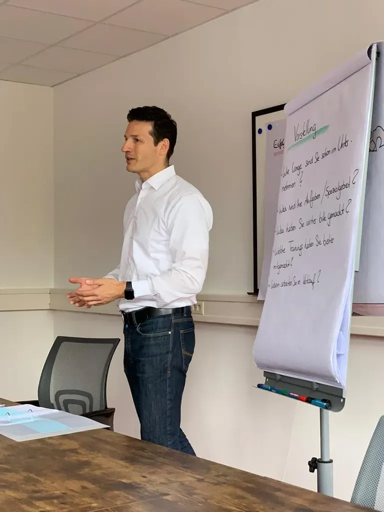 Jörg Vogelgesang im Verkaufstraining am Flipchart