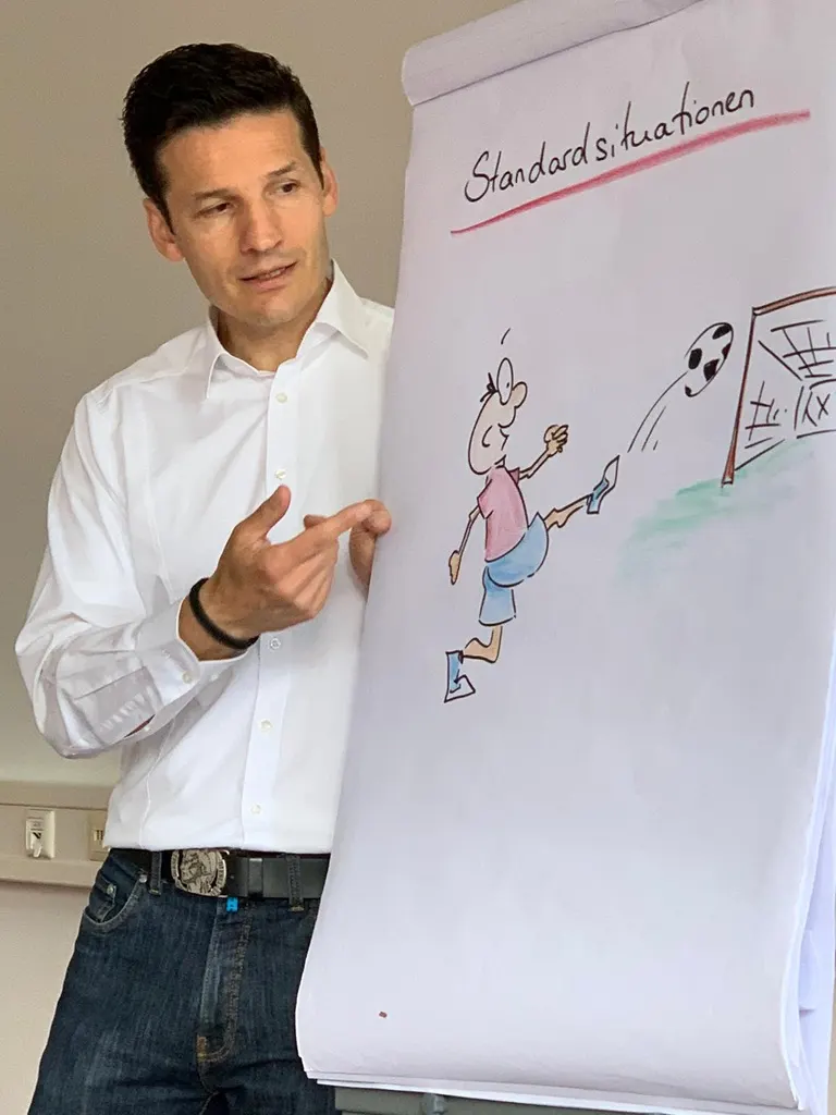 Jörg Vogelgesang erklärt am Flipchart im Training