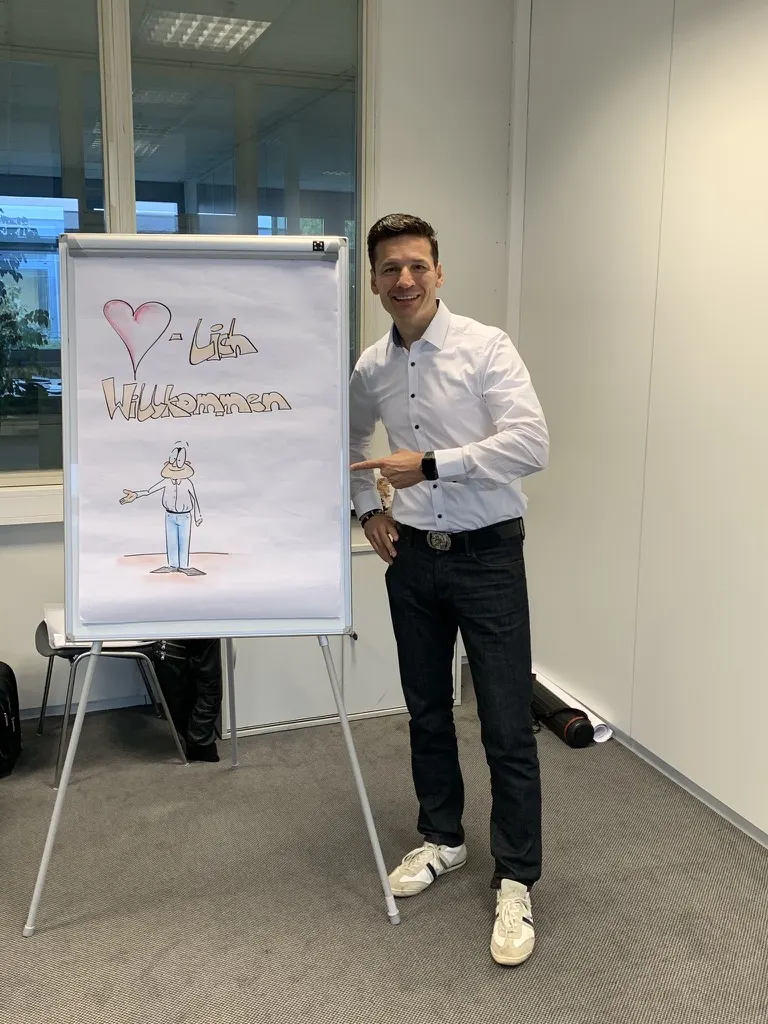 Jörg Vogelgesang am Flipchart zu Beginn eines Trainings