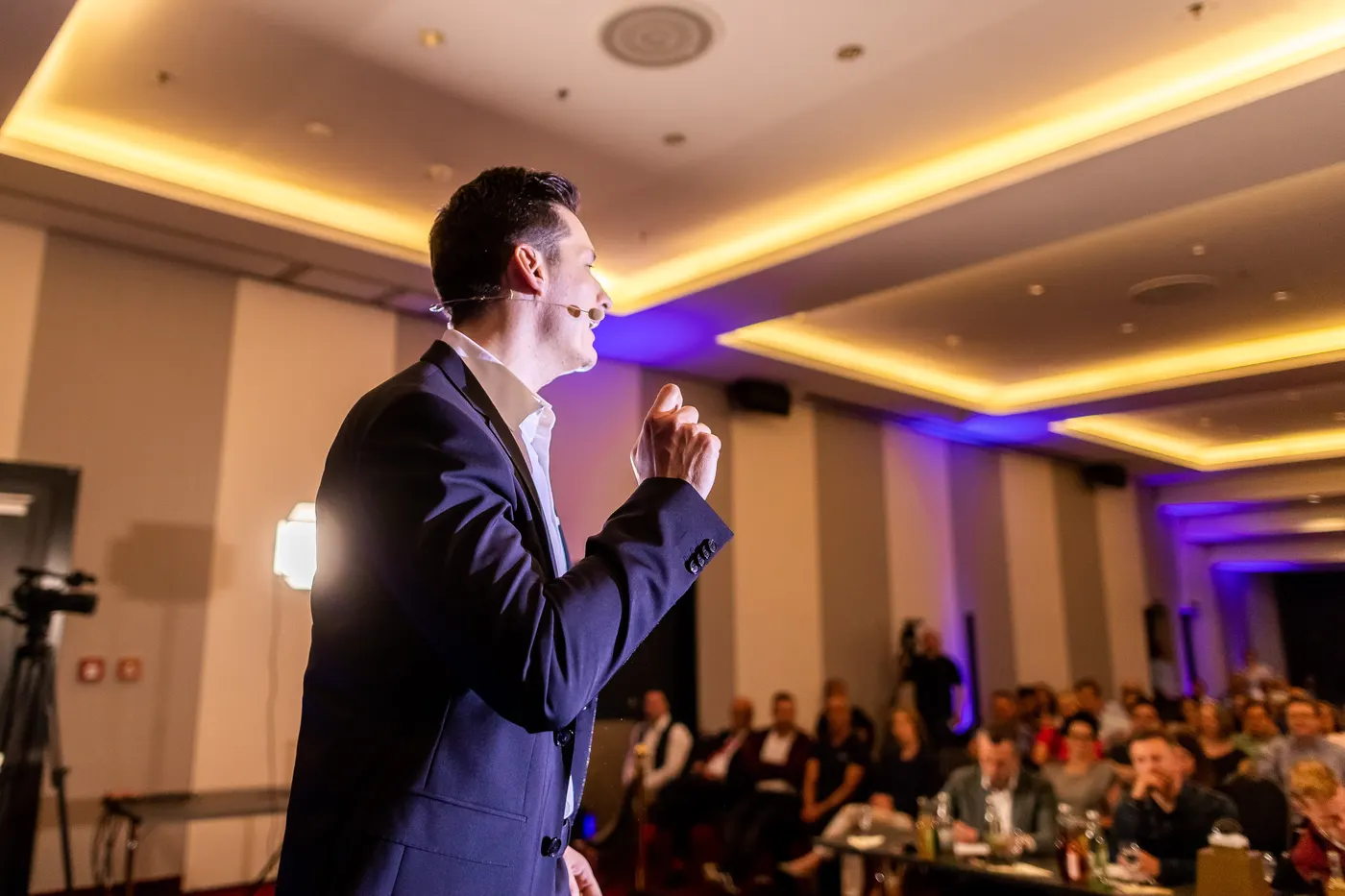 Jörg Vogelgesang spricht beim Speaker Slam vor Publikum