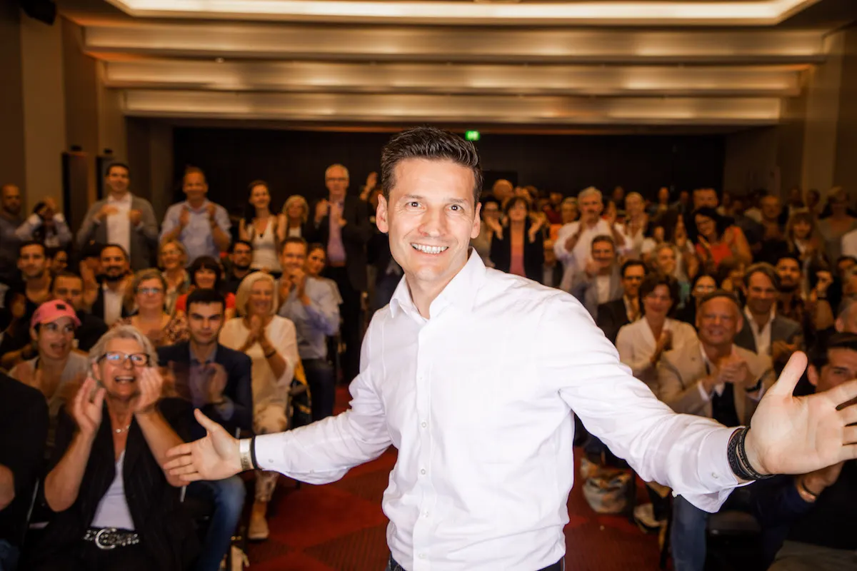 Jörg Vogelgesang vor vollem Saal